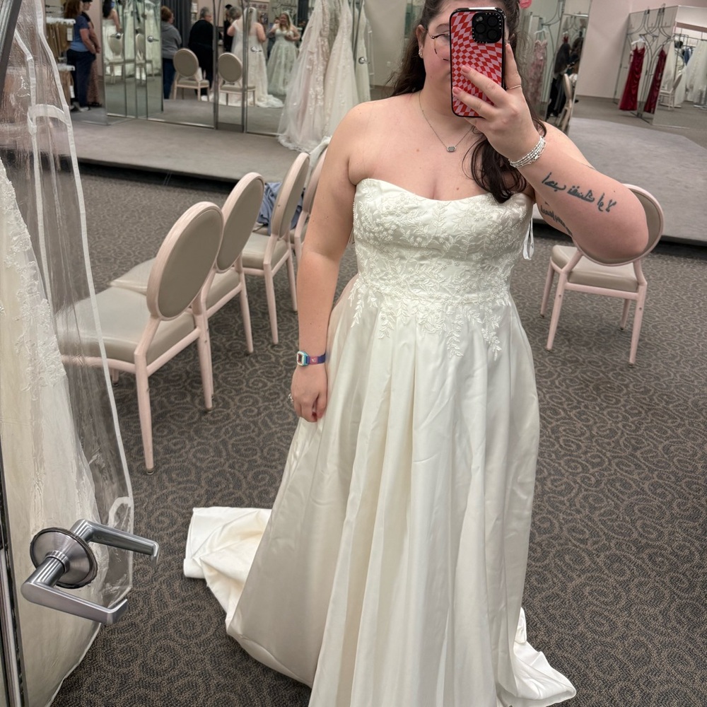 Elegant Strapless Wedding Dress